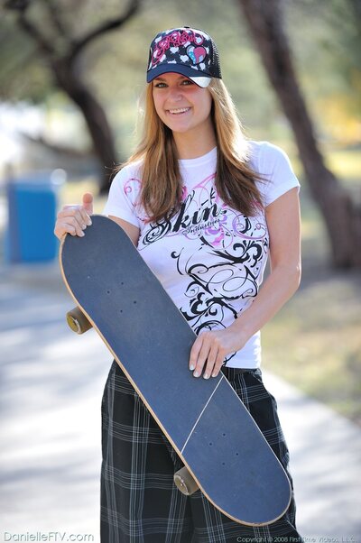 Danielle skate girl - photo 07