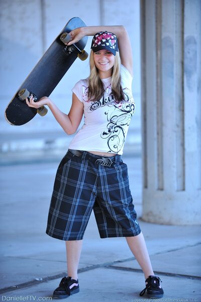 Danielle skate girl - photo 09