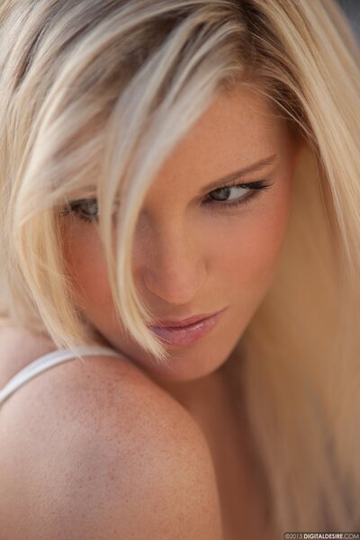 Beautiful Niki Lee Young - photo 11