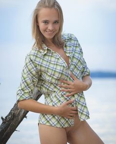 Di nude and happy
