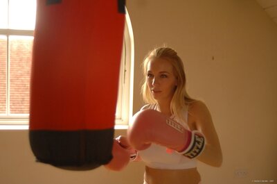 Hayley-Marie Coppin boxing workout - photo 04