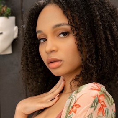 Lily Lilac profile picture