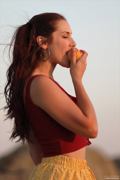 Elena Generi Eat A Peach By MPL Studios - photo 00
