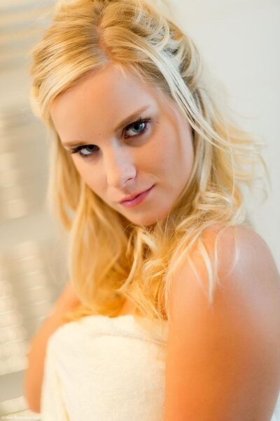 Marry Queen in the bathroom - photo 01