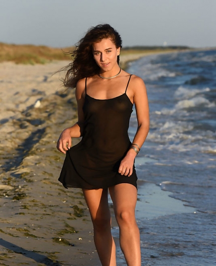 Kailyn High Tide By Met Art