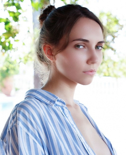 Danniela Poolside Poses By Met Art