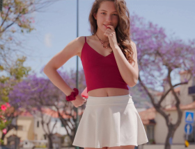 Video Sunny Street Style In A Burgundy Crop Top With Hareniks
