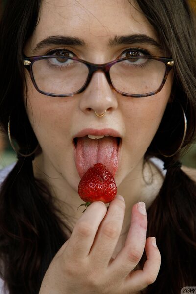 Ophelia Palentine Found Hair In Food By Zishy - photo 01